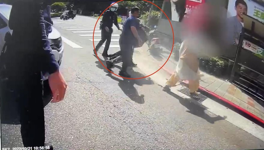 危急！北市翁開車突停路中不動　駕駛這原因失去意識