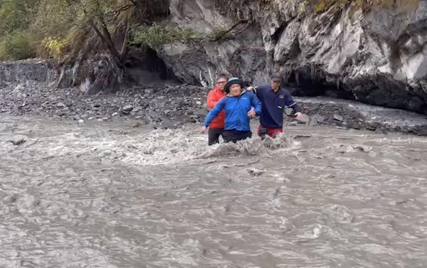 搶救！南投奧萬大北溪暴漲　3男2女野溪泡湯受困