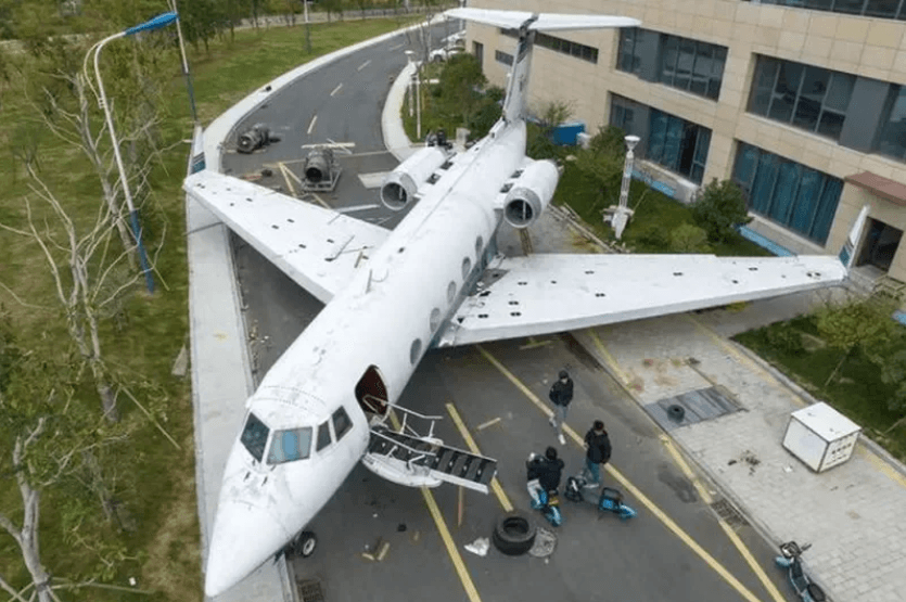 飛機當「教具」！大陸公立高中砸重金買商務飛機　瞬間成打卡地標