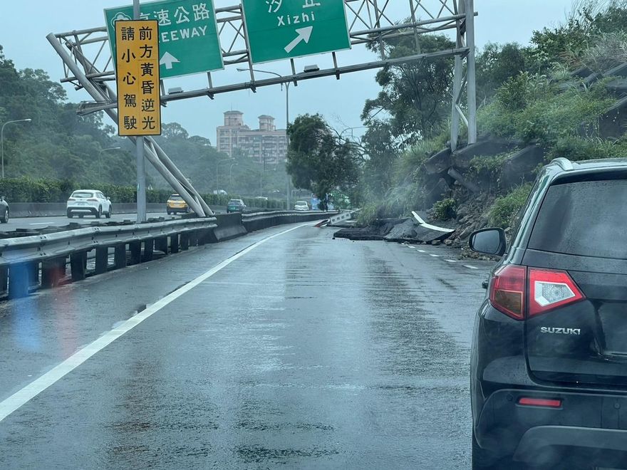 國道汐止走山/連日豪雨「國道土石崩落」！南下路線一度全線封閉
