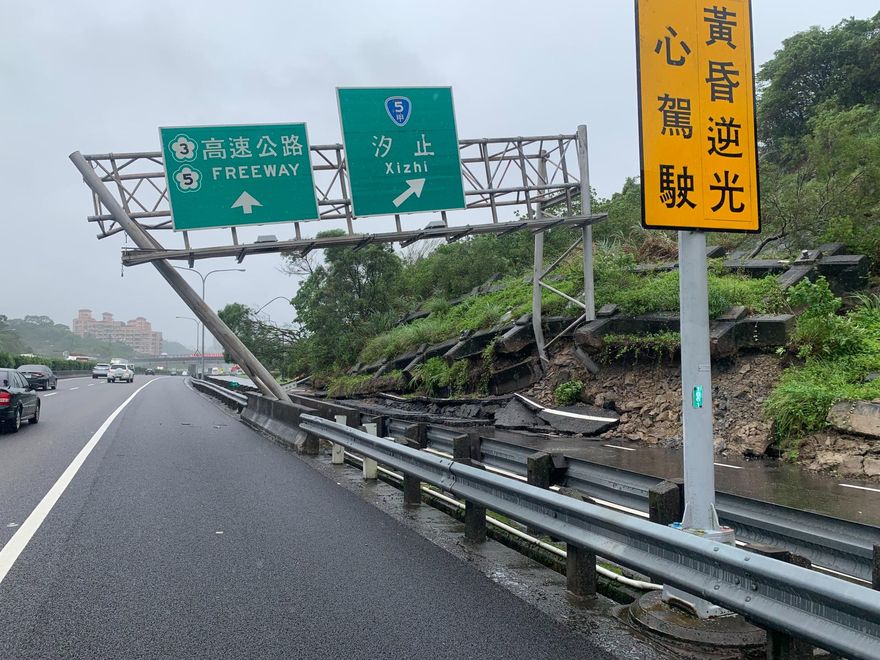 快訊/國道汐止走山事故高公局分局長出面說明　大型機具進場移除