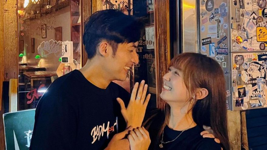 李運慶求婚成功！認愛洪詩2年修正果　舉手秀「中指超閃鑽戒」燦笑對視甜翻全網