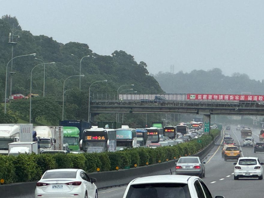 國1南下紫爆回堵5km！走山釀禍「全線剩1車道」可通行　大型停車場全直擊