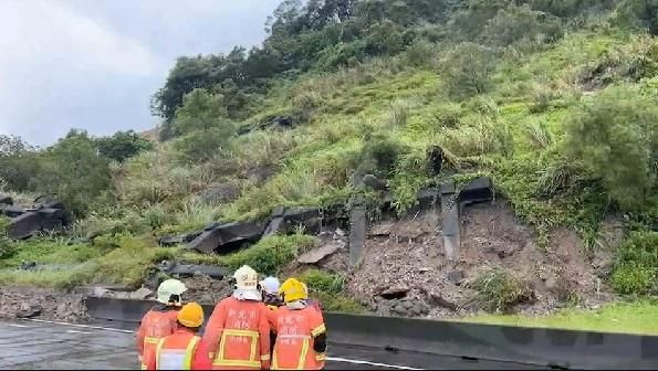 獨家直擊/國1走山土石崩！30m邊坡塌「告示牌半毀」　何時搶通沒人知