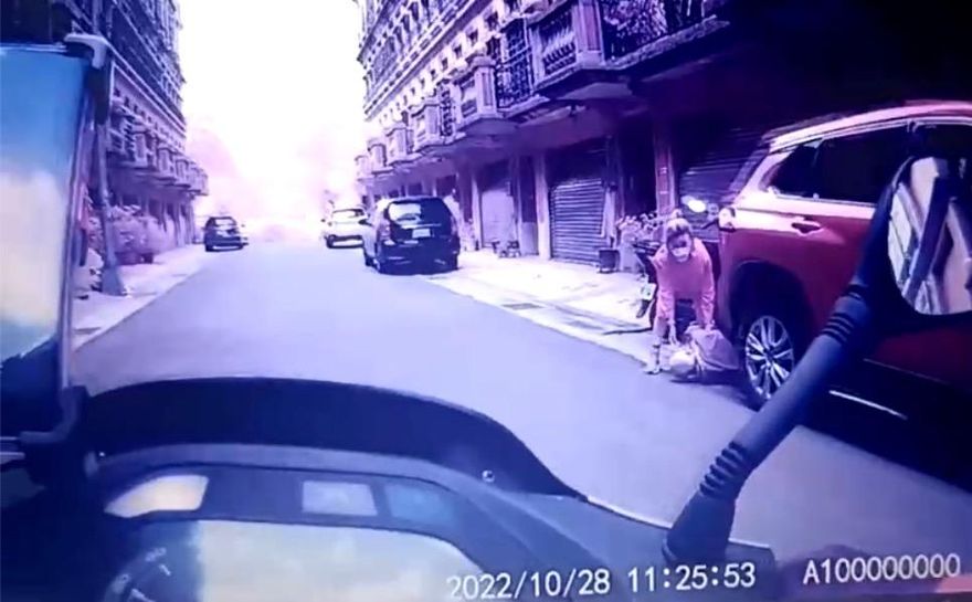 影/90歲老翁跌倒流血！外送員秒停車和女鄰居協助送醫：不在意少跑幾單