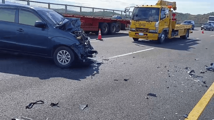 這修車費有辦法出險？男子駕車高速追撞工程車　恐賠國家這數字