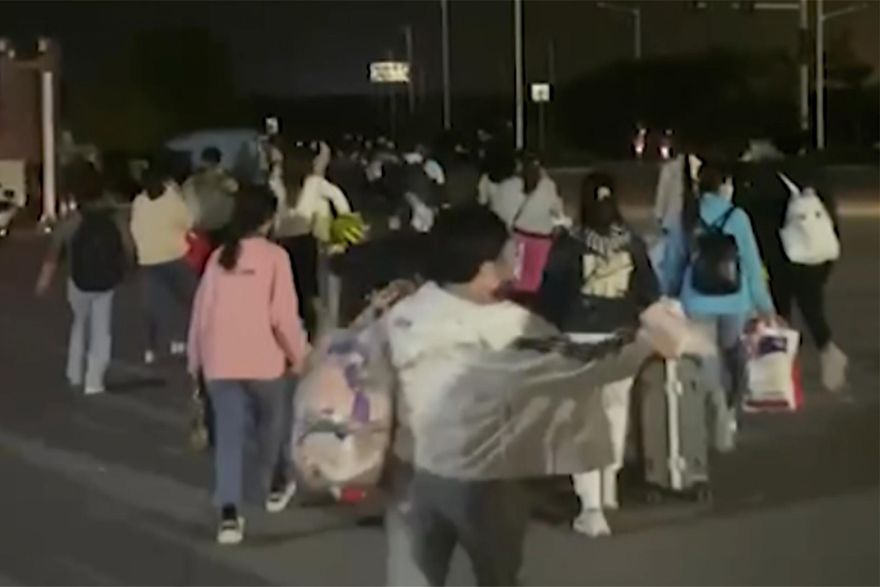 鄭州富士康爆疫情　員工稱「返鄉者多為短期工」　廠區公布新規：全勤可獲獎金6.6萬台幣