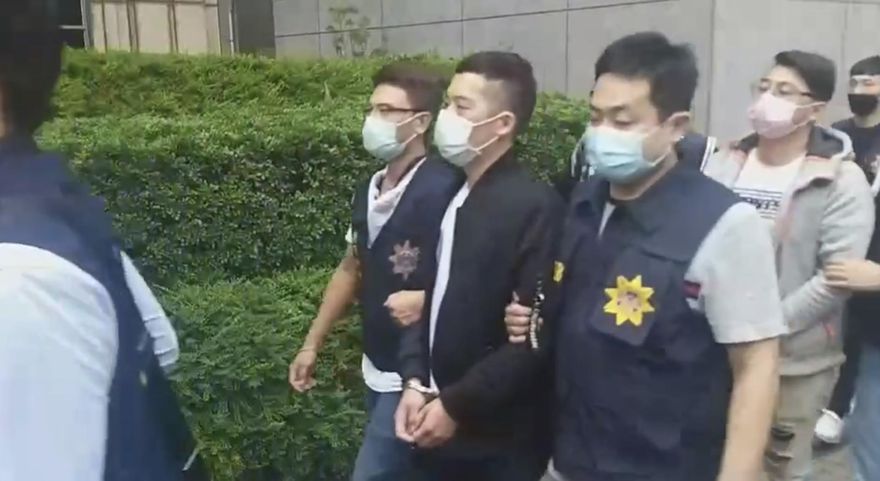 男子插旗天道盟美鷹會！率眾暴力介入土地開發牟取暴利　警一舉瓦解