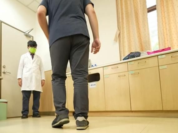 醫學突破！老翁半小時揪出巴金森氏症「步態凍僵」