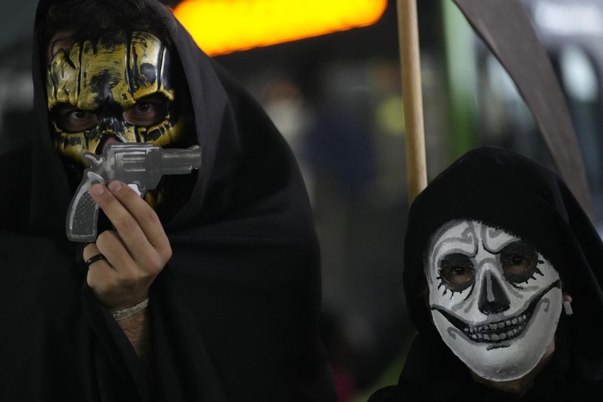 影/恐怖萬聖節！芝加哥傳槍響共14人傷　疑為槍手飛車朝人群濫射