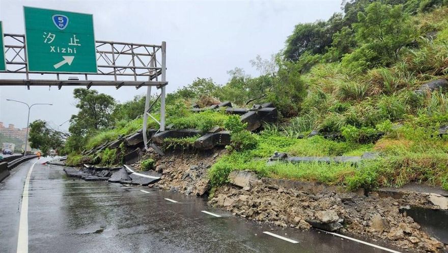 中山高汐止交流道邊坡滑落封閉 估4日下班前完成搶通