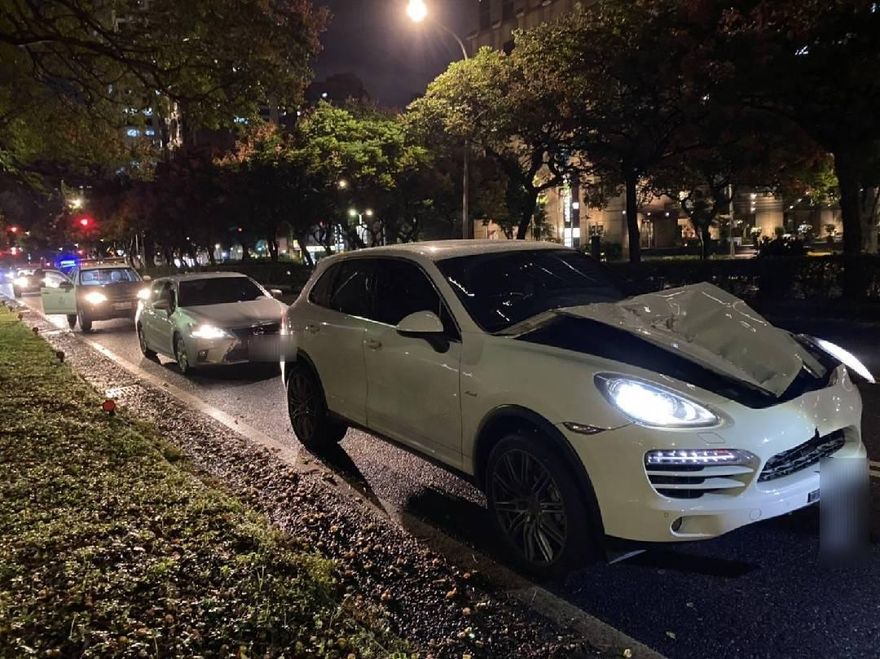 快訊/北市大安區離奇車禍！中年男子穿越快車道遭撞　失去生命跡象送醫搶救中