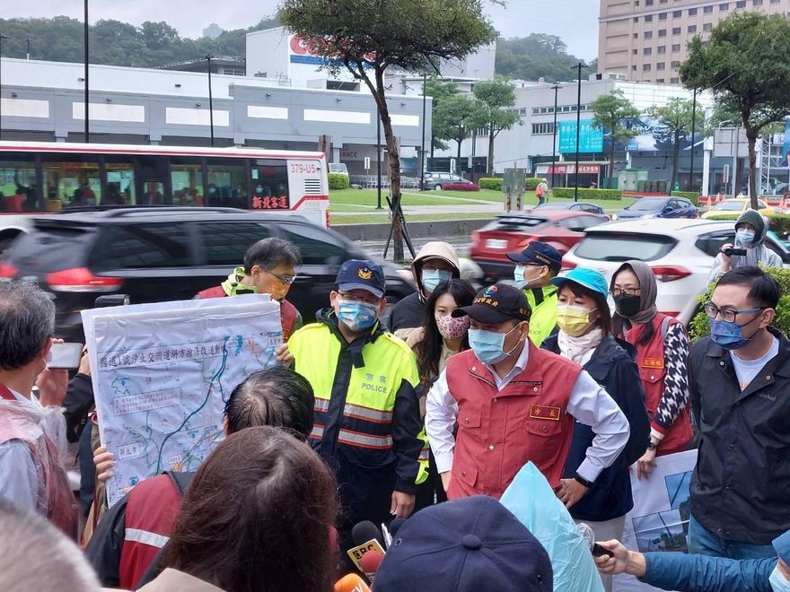 國道1號走山汐止周邊又塞爆　侯友宜一早視察交通狀況