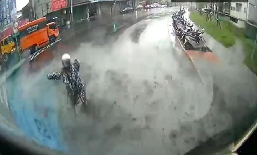 踏斑馬線「違規硬闖路口」！砂石車險撞衝刺三寶　附贈滿身泥沙網諷：土葬體驗