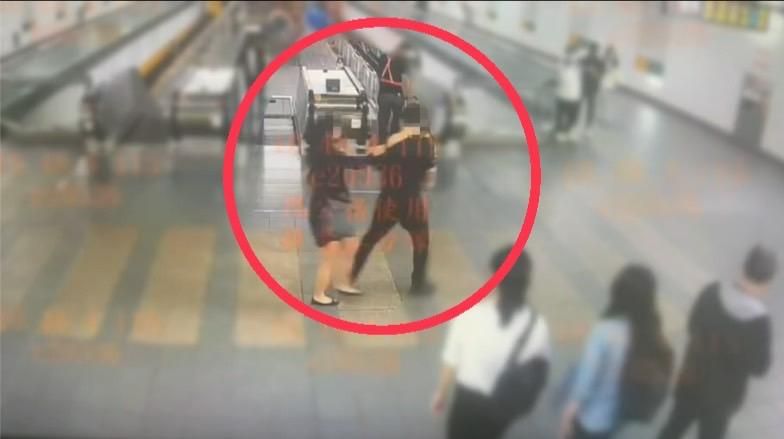 捷運攝狼！電扶梯偷拍觸碰大腿　短裙辣妹怒揪狼衣領逮人