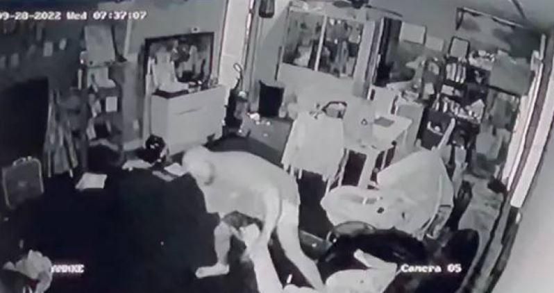 不爽家暴被檢舉！狠男出獄找妻尋仇　「當幼兒面開槍」她染血慘死