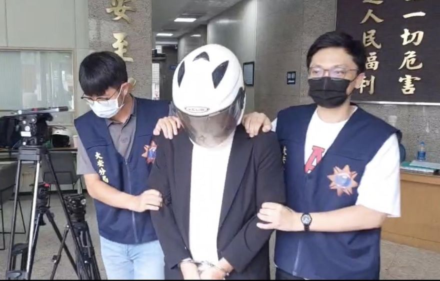 畫面曝光！凱燕男酒駕累犯撞死空服員　遭上銬移送低聲說「對不起」