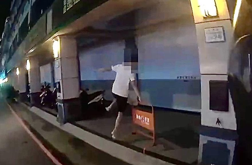 見警就跑！失聯移工遇盤查棄車赤腳狂奔　警員雷殘繼續追捕逮人