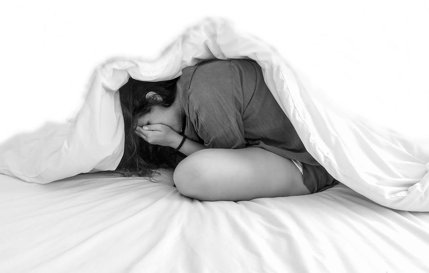 衣架插眼、逼迫爬行！新加坡狠心女僱主虐打印傭　遭判刑10年