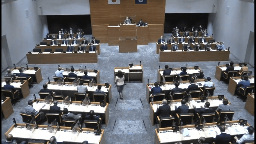 專心開會！日本市議會遭抗議議員打嗑睡　直播開特寫緊盯