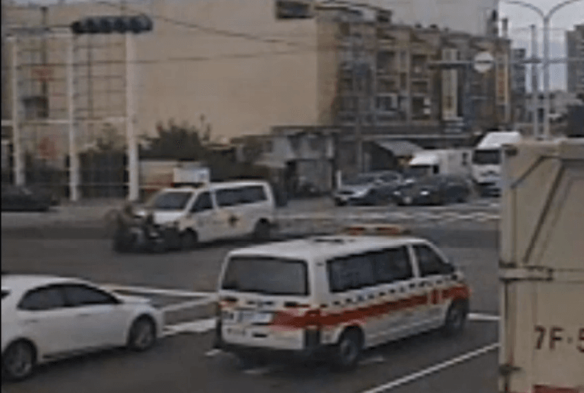 影/台中梧棲驚傳救護車車禍事故！外送員「連人帶車彈飛」對向車道