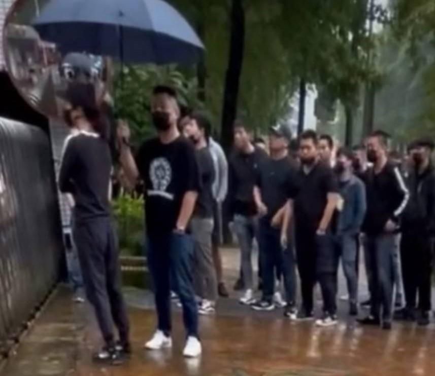 影/北市育成高中校門黑衣人群聚！警否認鬥毆竟稱：單純家長接送