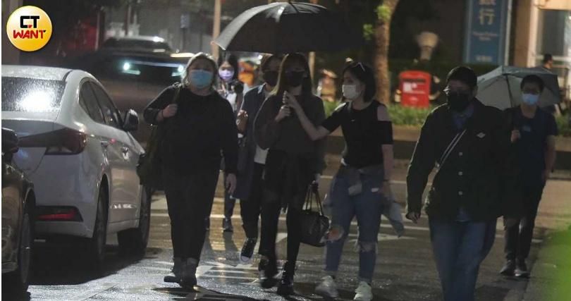 直擊王心凌「幫工作人員撐傘」超貼心！《浪姐3》奪冠「帶著好消息」低調返台