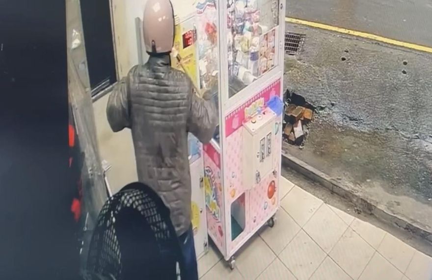 心虛遭逮！男子油壓剪破壞兌幣機偷錢　遇警盤查棄車狂奔跳水溝