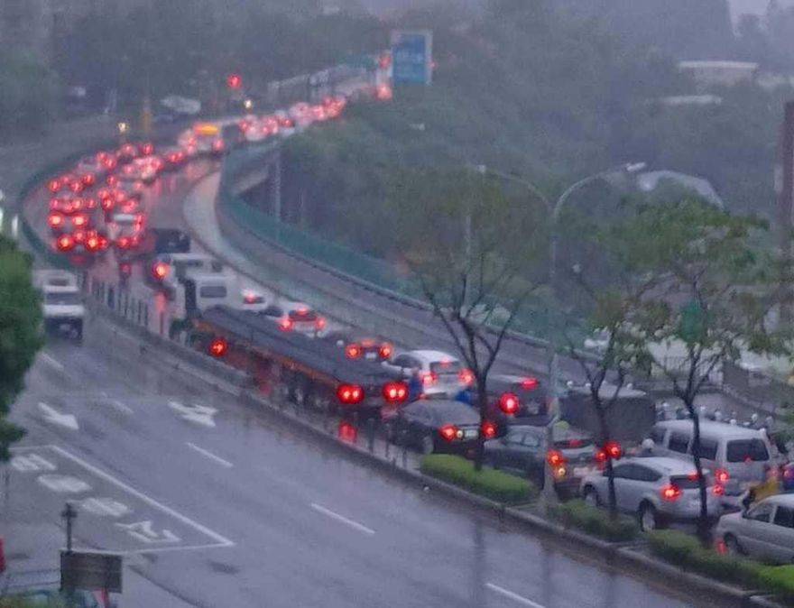 汐止人都哭了！國1走山仍回堵　民眾怨：塞3小時泰國都到了