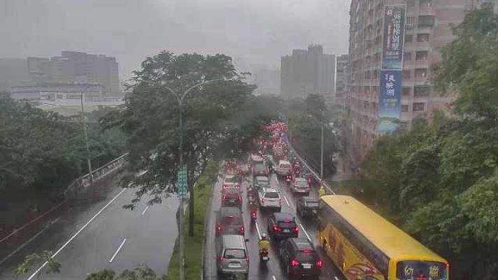 國1汐止走山大塞車…上班族遲到崩潰　勞動部：不得算曠職