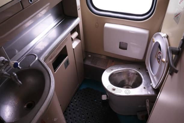 火車站廁所見不明男屍！詭臭飄車廂　隨車行駛900km…警方破門嚇壞