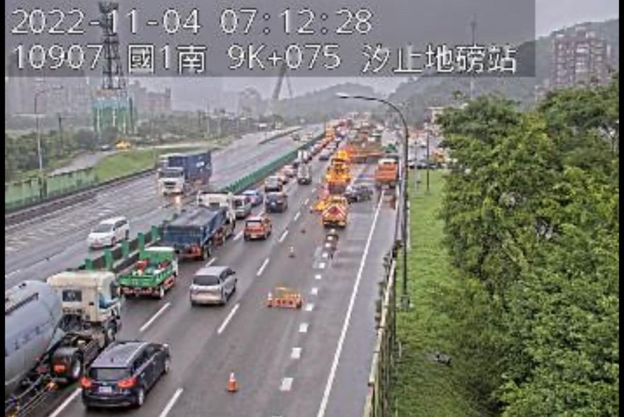 還是塞爆！國1南下開放內線車道　五堵-汐止、台64都紫爆