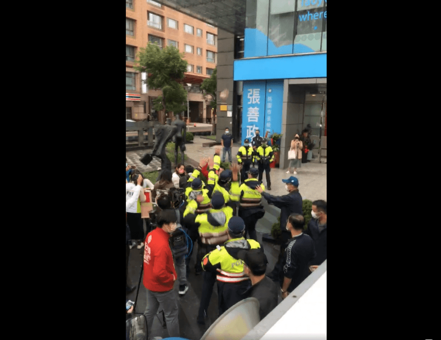 到張善政競總踢館　台灣基進候選人向游智彬投擲「沙琪瑪」！