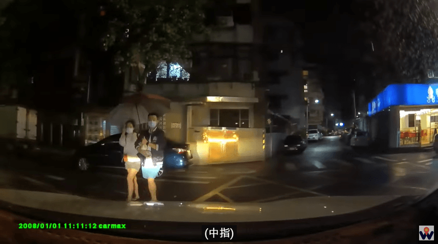影/過彎遭火爆阿姐比中指！他禮讓被嗆「白癡」超無奈　網見影片全站她那邊