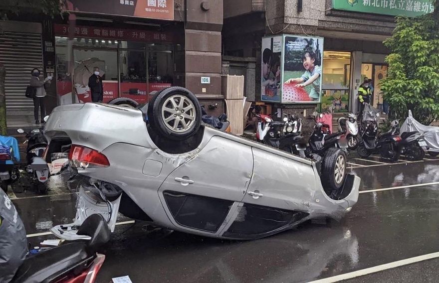 汐止交通黑暗期還車禍　自小客塞車熱區翻車4輪朝天