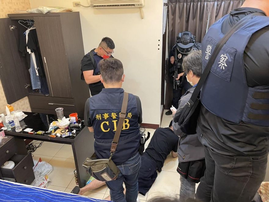 影/警偵破飛虎幫暴力集團！現場猶如軍火庫…攻堅影像曝光