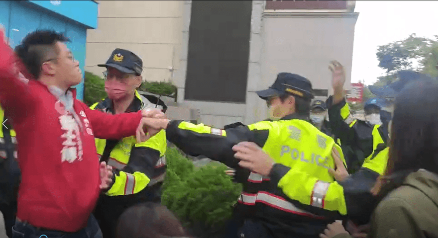 影/議員候選人踢館張善政總部作勢攻擊　游智彬：你看民進黨就是這樣