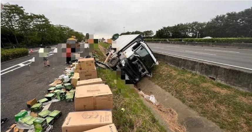 國道1號車禍！大貨車司機「疲勞駕駛」滾落邊坡　成箱貨物灑滿地