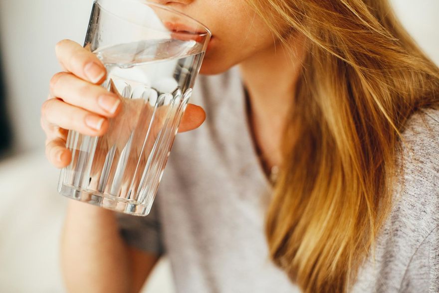 嘴裡細菌最愛「口乾舌燥」牙醫：不愛喝水的人要注意