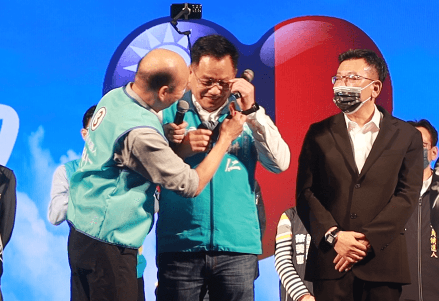 【影】韓國瑜貼心拭淚　林耕仁激動哽咽：不能接受新竹被說成鄉下