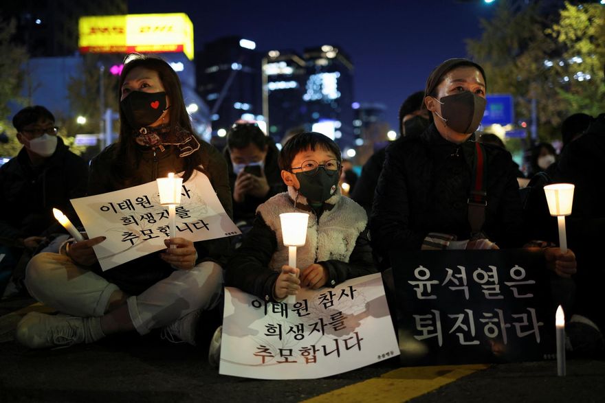 【影】梨泰院踩踏事件後7天　民眾走上街頭哀悼抗議　高喊「尹錫悅下台」