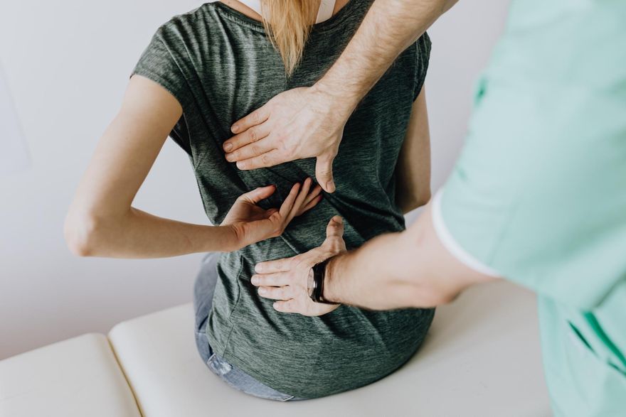 掛腎臟科看背痛　竟確診乳癌「骨轉移」醫：晚上特別痛是警訊！