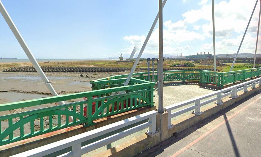 快訊/竹圍漁港彩虹橋「驚傳墜橋意外」！現場徒留酒瓶鞋子　桃園警消全力搜救中