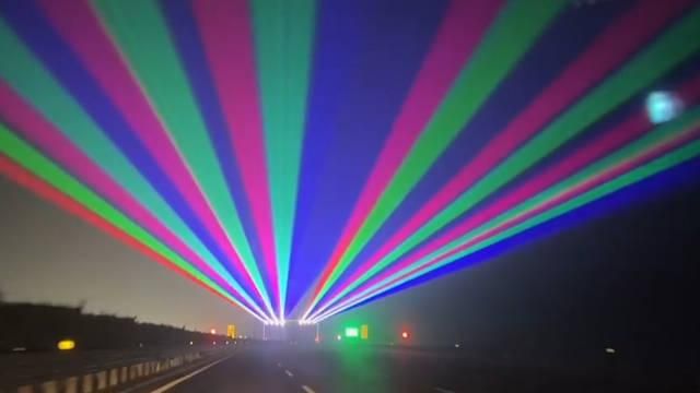 【影】「閃」醒駕駛人！五彩雷射光劃破黑夜　山東高速公路奇招「不讓你睡」