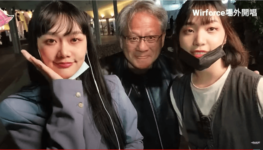 【影】NVIDIA黃仁勳驚奇現身台灣　與直播中的網紅女歌手親切合唱
