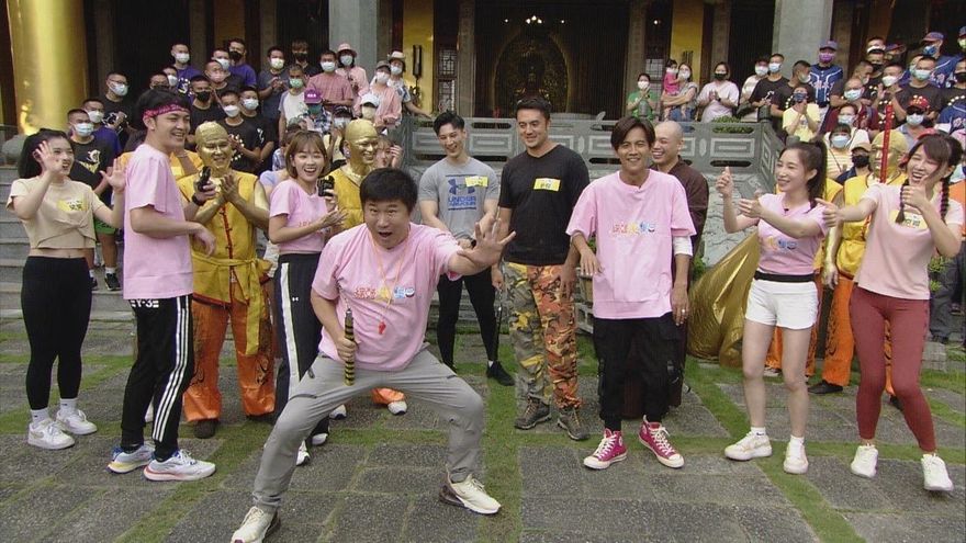 胡瓜錄影出意外！帥氣耍雙節棍「不慎擊中小腿」全場嚇歪　痛到坐場外緊急治療