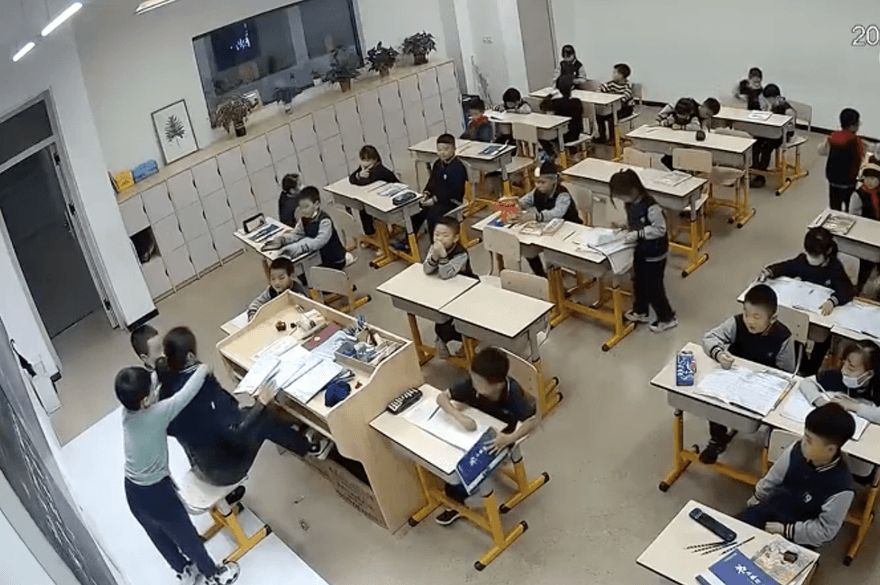 再辛苦也值得！老師隨口一句好冷　下一秒小男孩「這舉動」讓全網眼眶濕