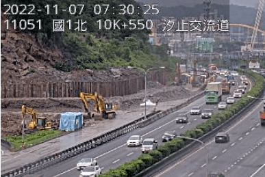 國1走山二度崩塌！今凌晨「提前搶通」2車道全線開放　汐止端塞車舒緩畫面曝