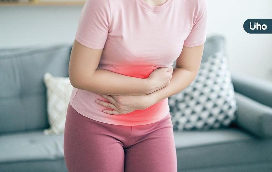 女童蜷縮狂喊肚子痛！醫一摸「硬到像木板」嘆：是罕見病例