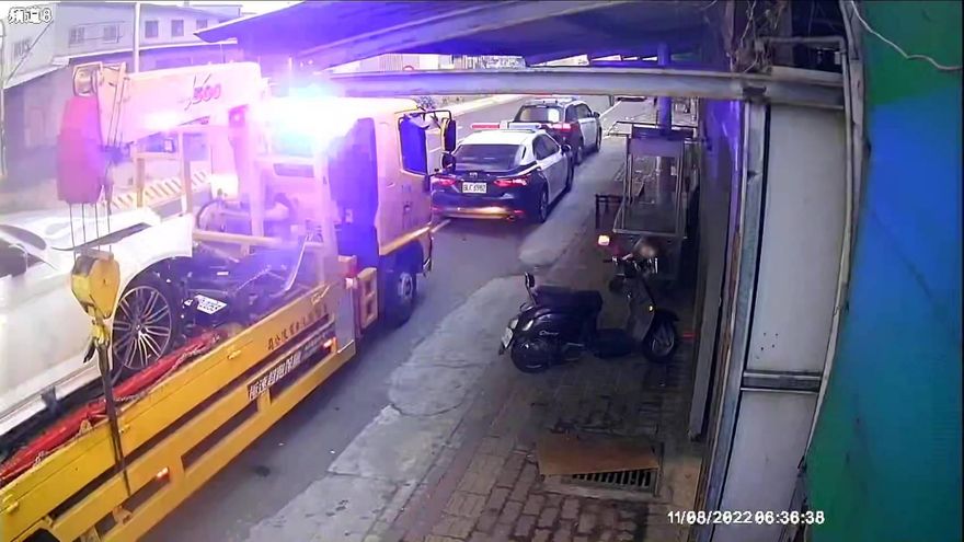 快訊/抓到槍手了！高雄街頭2車被狂轟成蜂窩 　連開15槍「1人頭部中彈1人身上多彈孔」